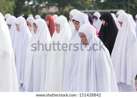 YALA, THAILAND - AUGUST 8 : Thai Musim female dress in hijab and pray for Allah Islamic God in Hari Raya Day Idil Fitri 1434 H. on Aug 8, 2013 at Yala Youth Center, Thailand