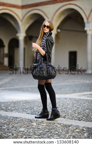 Fashion woman in sunglasses walking on the street