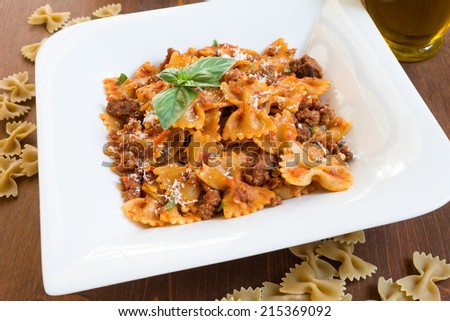 Farfalle with tomato and beef sauce