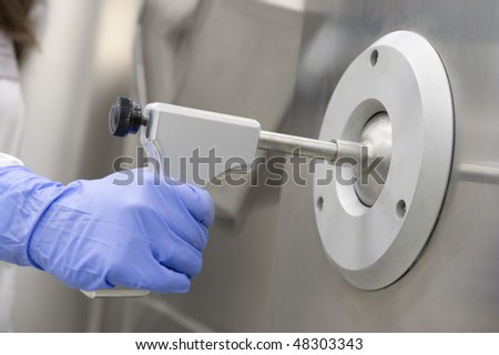 Handling device in laboratories for nuclear medicine
