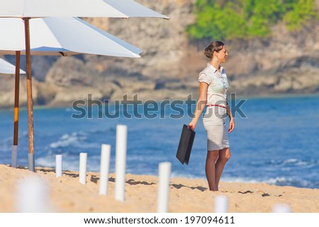 businesswoman wants to throw his laptop into the ocean