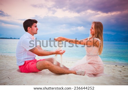 wedding couple near the ocean in Hawaii