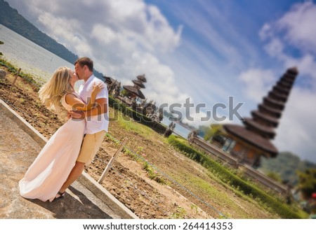 wedding couple near the famous temple at bratan lake, Bali