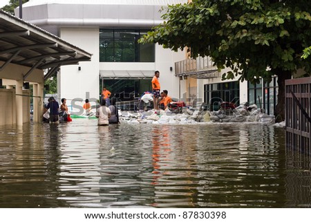 BANGKOK, THAILAND - OCTOBER 30 : People helping to drain the water out from the building on October 30,2011  Bangkok, Thailand.