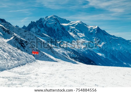 Mont Blanc in winter as viewed from a ski slope n the ski resort of Le Tour ion the French Alps. The piste is empty. Nobody Foto stock © 