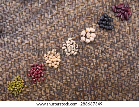 Black eye peas, mung bean, adzuki beans, soy beans, black beans and red kidney beans on wicker tray