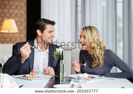 Couple eating dessert in a restaurant