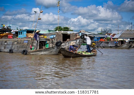 CAN THO,VIETNAM-APRIL 14: Cai Rang Floating Market, 6km from Can Tho,  most famous and biggest floating market in Mekong Delta with hundreds of boats packed on April 14, 2012 in Can Tho, Vietnam.\