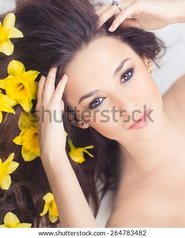 Woman with narcis flowers in hair