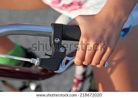 Hand squeezing bicycle brake lever