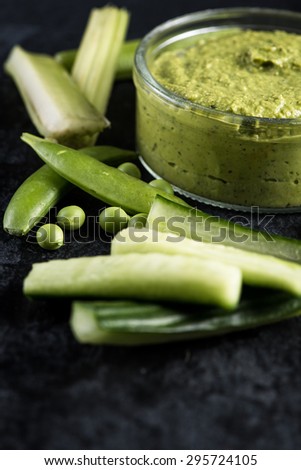 Green peas and mint dip, clean eating