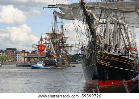 AMSTERDAM- AUGUST 19 : Tall ship \'Stad Amsterdam\' and Swedish ship \'Gothborg at Sail 2010 in Amsterdam, Holland on august 19, 2010