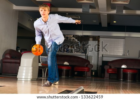 guy throws the ball, bowling, watching the ball flying