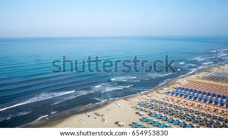 Aerial view of the the beach of lido di camaiore's  with umbrellas and seats, colored with different color to mark a division between the owner of the beach Foto stock © 