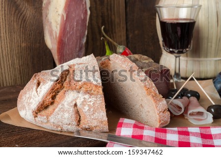 Wine - ham - bread, a tasty one eats