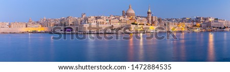 Foto Bild Panoramablick auf die Skyline von Valletta bei wunderschönem Sonnenuntergang von Sliema mit den Kirchen Our Lady of Mount Carmel und St. Paul’s Anglican Pro-Cathedral, Valletta, Hauptstadt von Malta