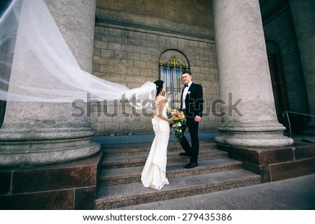 groom bride veil flying