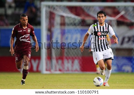 PATHUM THANI,THAILAND-AUG8:Teerasil Dangda (White) in action during Thai Premier League between Insee Police UTD.and SCG Muangthong UTD.at 	Thammasat Stadium on Aug 8,2012 in PathumThani, Thailand