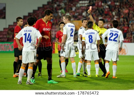 NONTHABURI-THAILAND FEB 8:Referee Dong Jin of Korea (yellow) show Red card during the AFC Champions League 2014 between Muangthong utd and Hanoi T&T at SCG Stadium on February 8, 2014 in Thailand