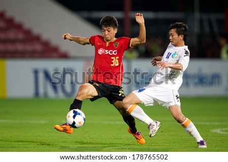 NONTHABURI-THAILAND FEB 8:	Sarawut Masuk (red)of Muangthong utd. in action during the AFC Champions League2014 Muangthong utd and Hanoi T&T at SCG Stadium on February 8, 2014 in Thailand.