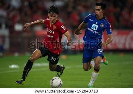 NONTHABURI THAILAND-March 26:Sarawut Masuk #36 (red)of Muangthong utd.run with the ball during Thai Premier League between Muangthong utd.and Ratchaburi F.C. at SCG Stadium on March 26,2014 inThailand