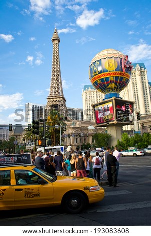 LAS VEGAS,NEVADA,USA-AUGUST 2,2012: tourists crossing the famous strip of las vegas to go and see the various hotels and casino.in this pictures there is Ballys tower
