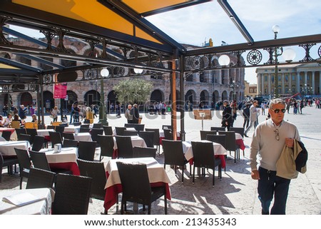 VERONA,ITALY-APRIL 26,2012:many people stop for a drink or lunch in the bar or restauran in front of the arena   located in  Bra square in Verona during a sunny day.