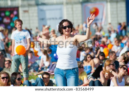 MOSCOW - JUNE 5: People dance during the open-air concert at the VIII International Jazz Festival 