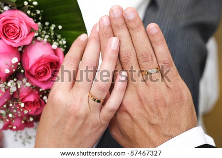 The hands of a newly married couple