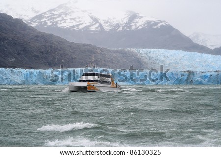 a ship is coming back from upsala glacier