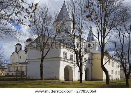 Gate tower of the guest house one day in April. Veliky Novgorod