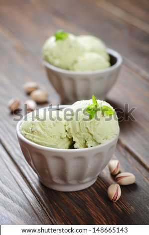 pistachio ice cream with mint and fresh pistachio