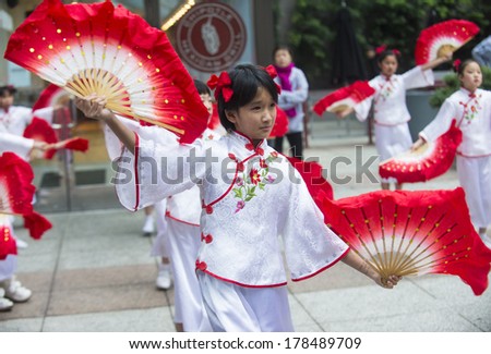SAN FRANCISCO - FEB 15 : Unidentified dress up children performing during the Chinese New Year Parade in San Francisco , CA on February 15 2014 , It is the largest Asian event in North America