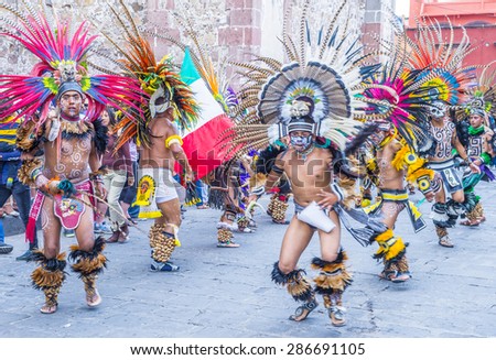 SAN MIGUEL DE ALLENDE , MEXICO - MAY 31 : Native Americans with traditional costume participates at the festival of Valle del Maiz on May 31 , 2015 in San Miguel de Allende ,Mexico.