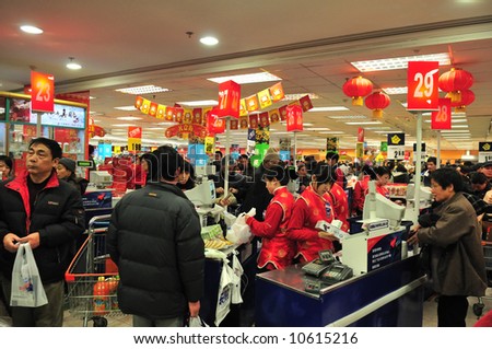 Crowded  supermarket in shanghai before chinese new year