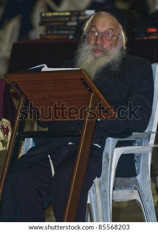 JERUSALEM - SEP 26 : Jewish old man prays during the penitential prayers the 
