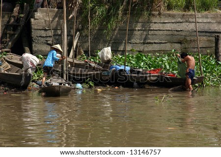 Vietnamese working in the Mekong River in southern Vietnam Foto stock © 
