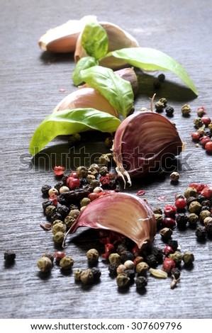 garlic, spice peppercorns and mint leaf