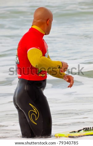 SAN FERNANDO, CADIZ, SPAIN-FEB 19: Unknown bodyboader going to the water on the 2nd championship of Surf and BodyBoard Impoxibol on Feb 19,2011 on the beach of Camposoto of San Fernando, Cadiz, Spain