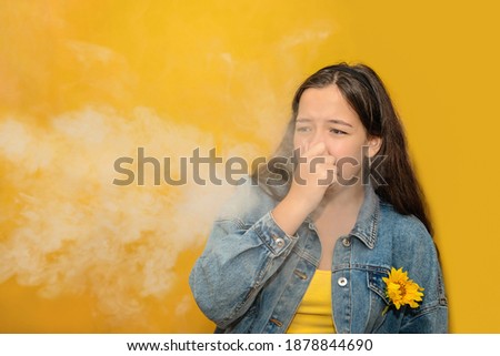 Foto Bild Teenager-Mädchen mit Rauchzeichen am Strand