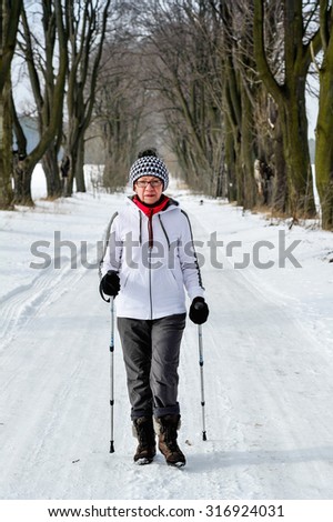 senior train nordic walking