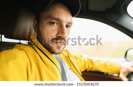 Foto Bild Angy junger Mann Solo-Reisende nehmen Selfie im Auto