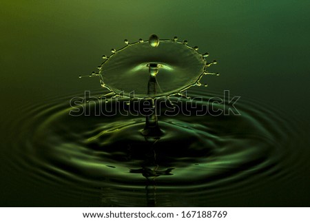 liquid art Water drop collision splash a Liquid Sculpture like a umbrella spinner in green colors