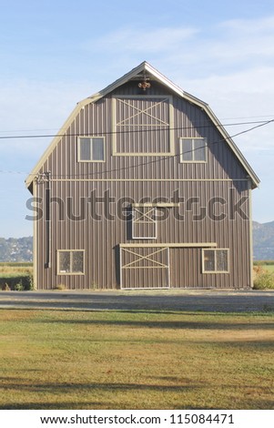 A traditional brown North American Barn/Traditional American Barn/A traditional brown North American Barn