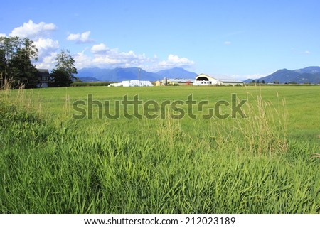 A typical farm found on Canada\'s west coast/Canadian Valley Farm/A typical farm found on Canada\'s west coast.