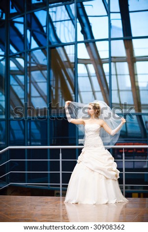 bride dance under the glass ceiling