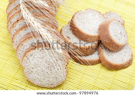 Fresh bread on a bamboo napkin.