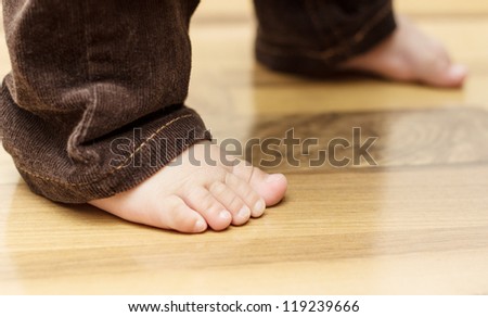 Baby\'s feet on the floor (first steps)