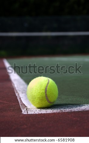 tennis ball in the a tennis court, valid ball