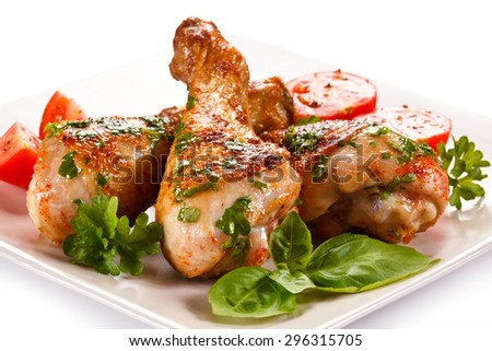 Barbecued chicken drumsticks and vegetables